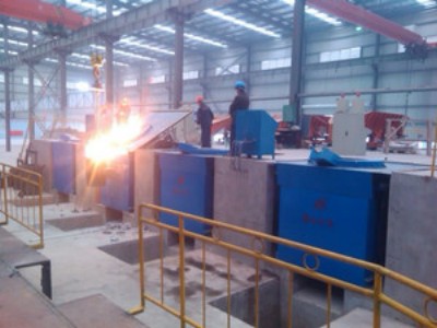 你了解中频熔炼炉电源的特色吗你了解中频熔炼炉电源的特色吗？中频熔炼炉电源选用的串联谐振，即电压型谐振频率盯梢。因而功率较高、功率因数较高。所以有显着的节电作用，加热每吨棒料用电341度。中频熔炼炉电源